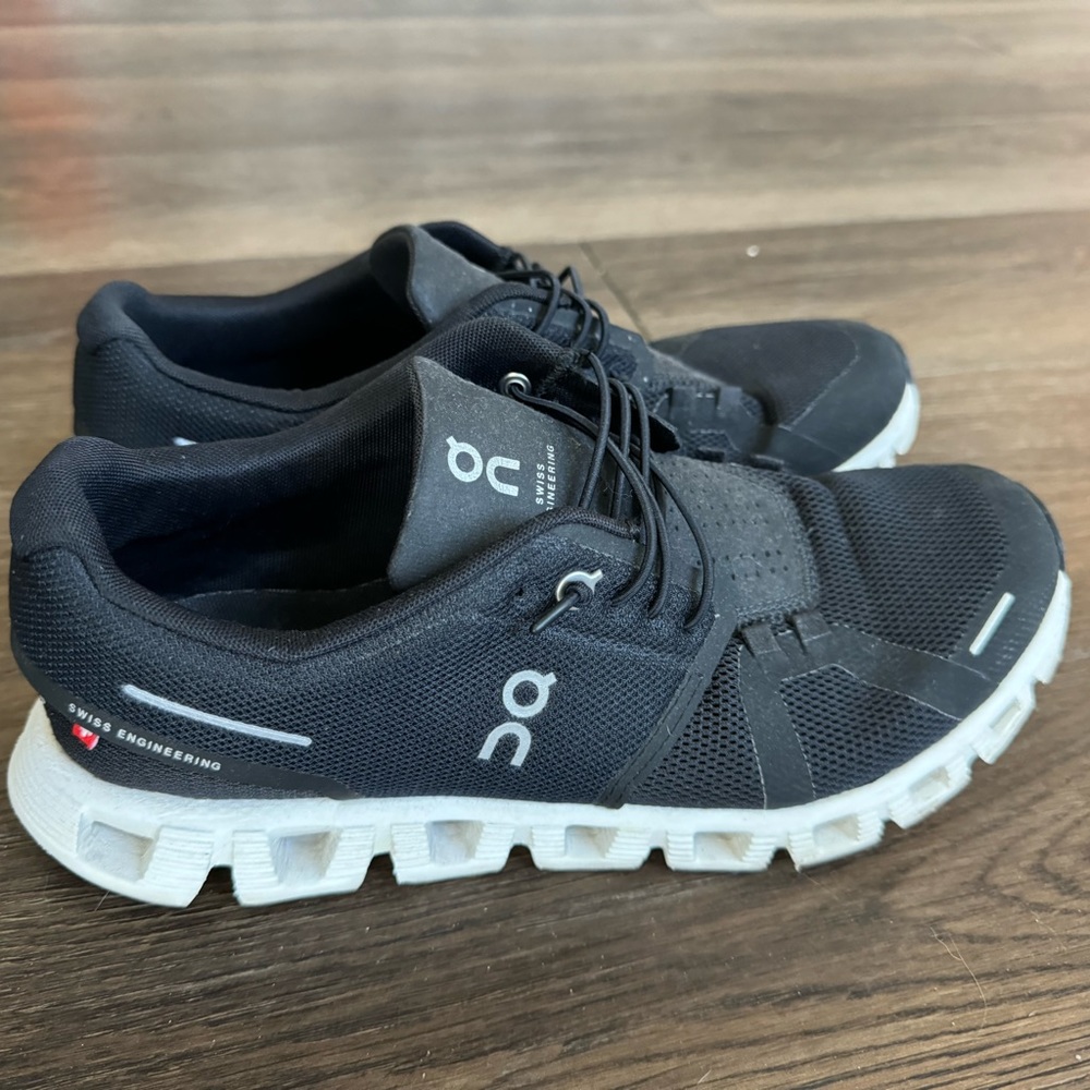 Great condition on cloud sneakers women’s
